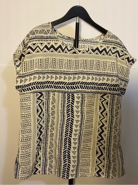 Emery Rose Casual Geometric Print Short-Sleeve Blouse in Cream and Navy Size Med